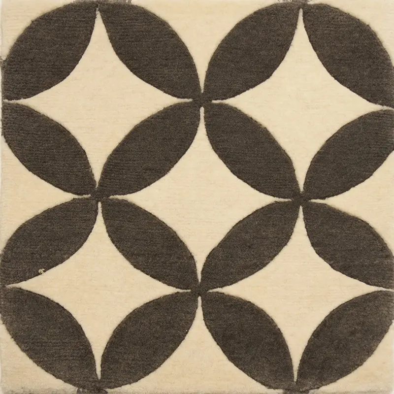 Alfombra flor marrón