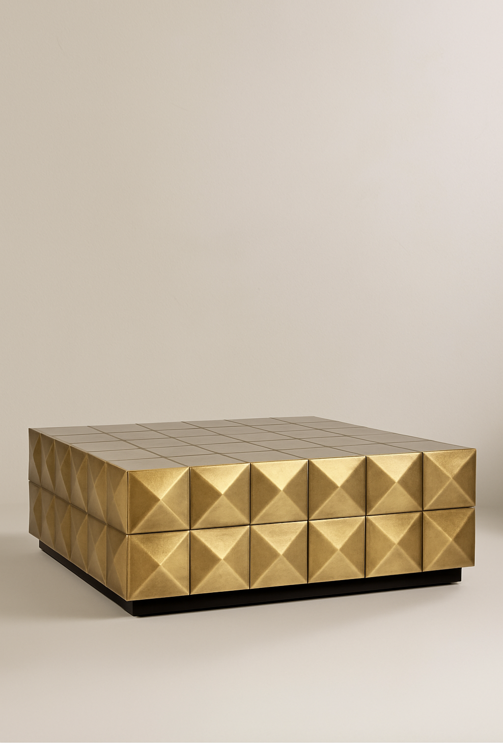 Mesa cuadrada dorada