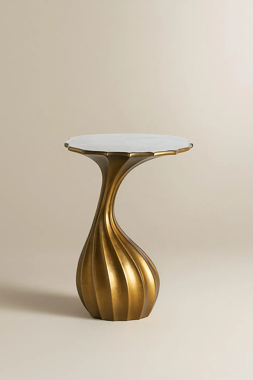 Mesita dorada art nouveau