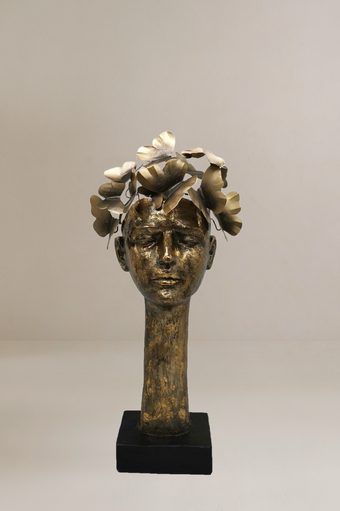 Escultura cara mariposas dorada