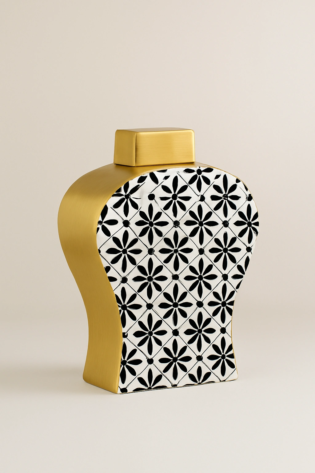 Jarrón Dorado Estampado Negro Sobre Blanco