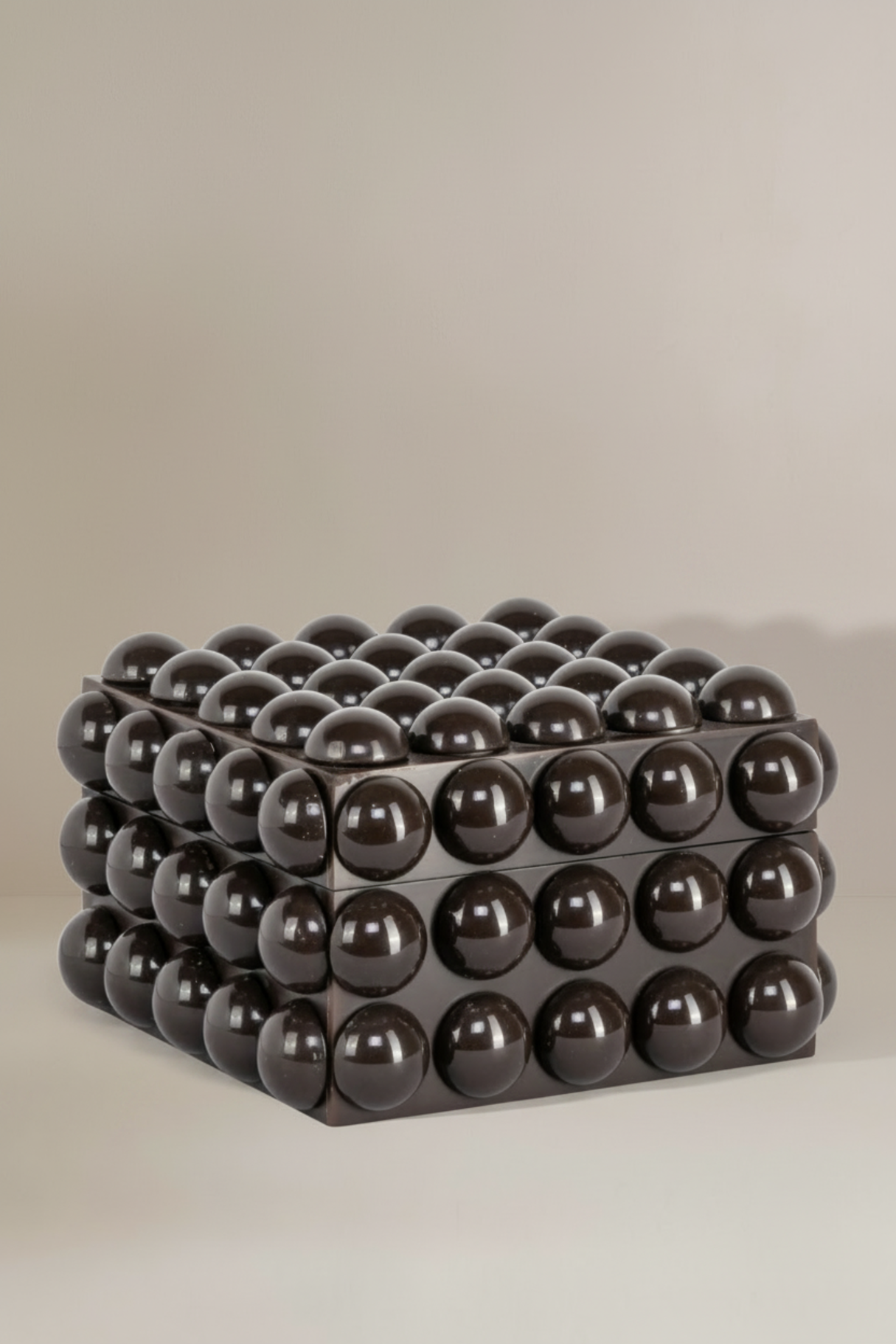 Caja tachuelas marron chocolate